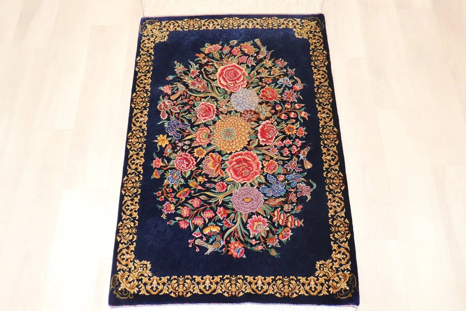 ペルシャ絨毯 クム産 シルク100% [ミルメヒディ工房] ネイビーブルー 華麗な花々 ID21014