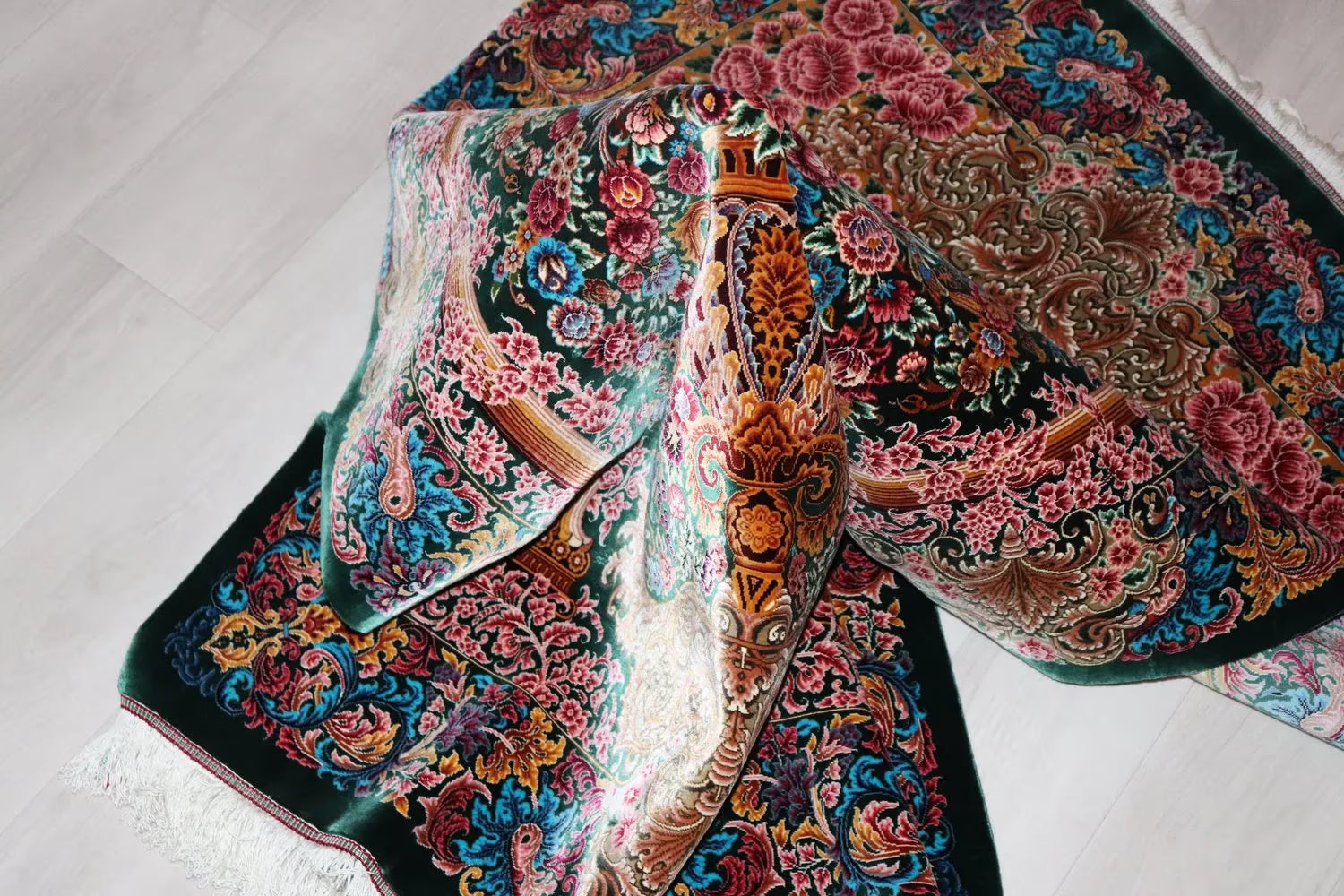 ペルシャ絨毯 クム産 シルク100% [ミルメヒディ工房] 深緑とピンクの華麗な彩りが映える花瓶文様 ID21016