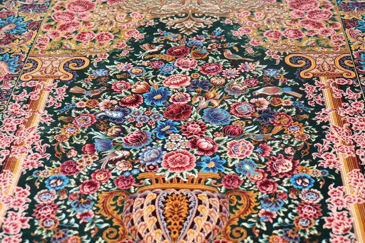 ペルシャ絨毯 クム産 シルク100% [ミルメヒディ工房] 深緑とピンクの華麗な彩りが映える花瓶文様 ID21016