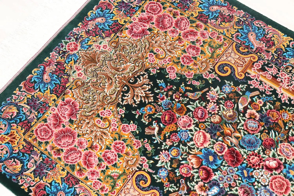 ペルシャ絨毯 クム産 シルク100% [ミルメヒディ工房] 深緑とピンクの華麗な彩りが映える花瓶文様 ID21016