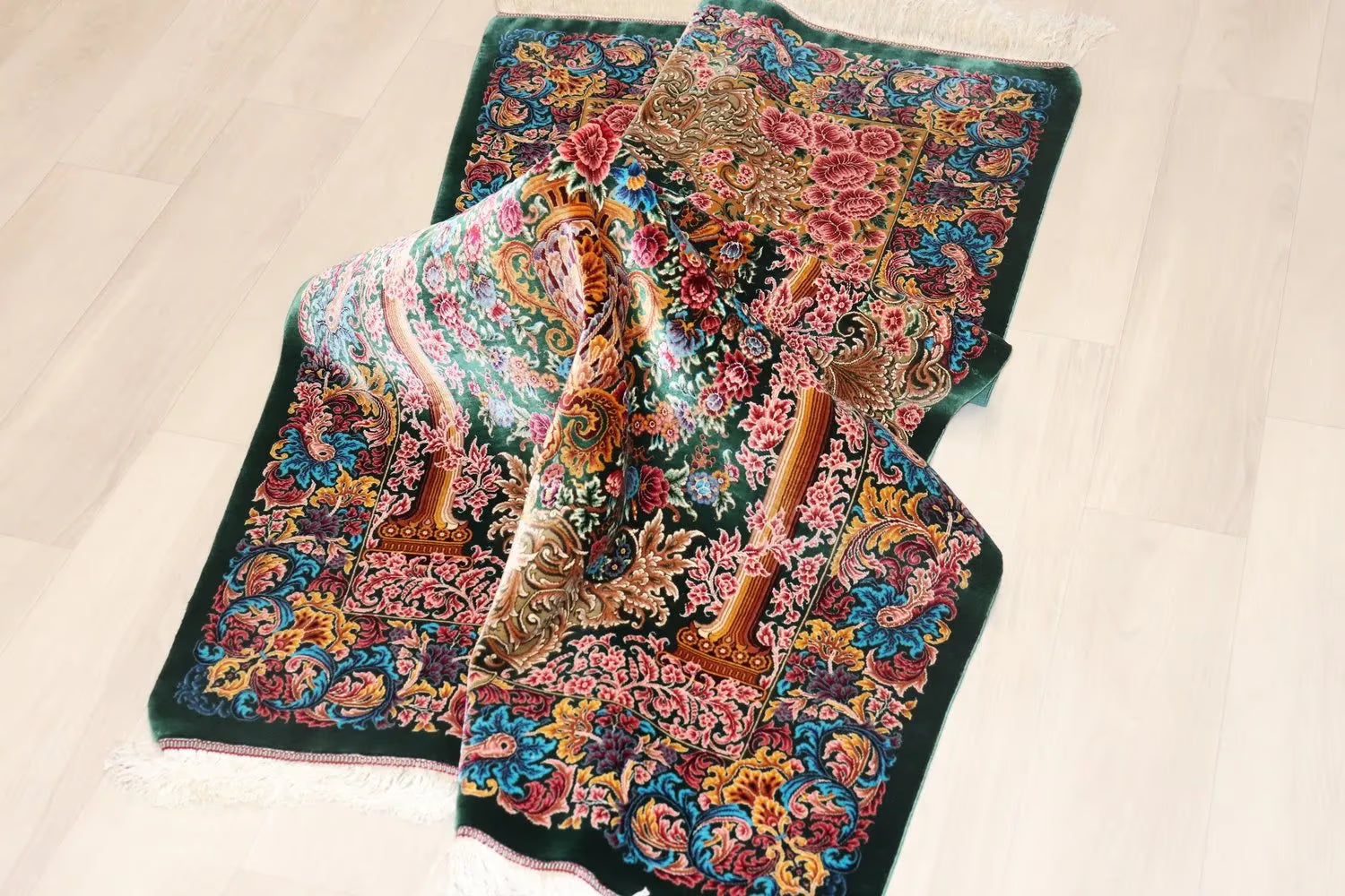 ペルシャ絨毯 クム産 シルク100% [ミルメヒディ工房] 深緑とピンクの華麗な彩りが映える花瓶文様 ID21016