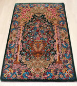 ペルシャ絨毯 クム産 シルク100% [ミルメヒディ工房] 深緑とピンクの華麗な彩りが映える花瓶文様 ID21016