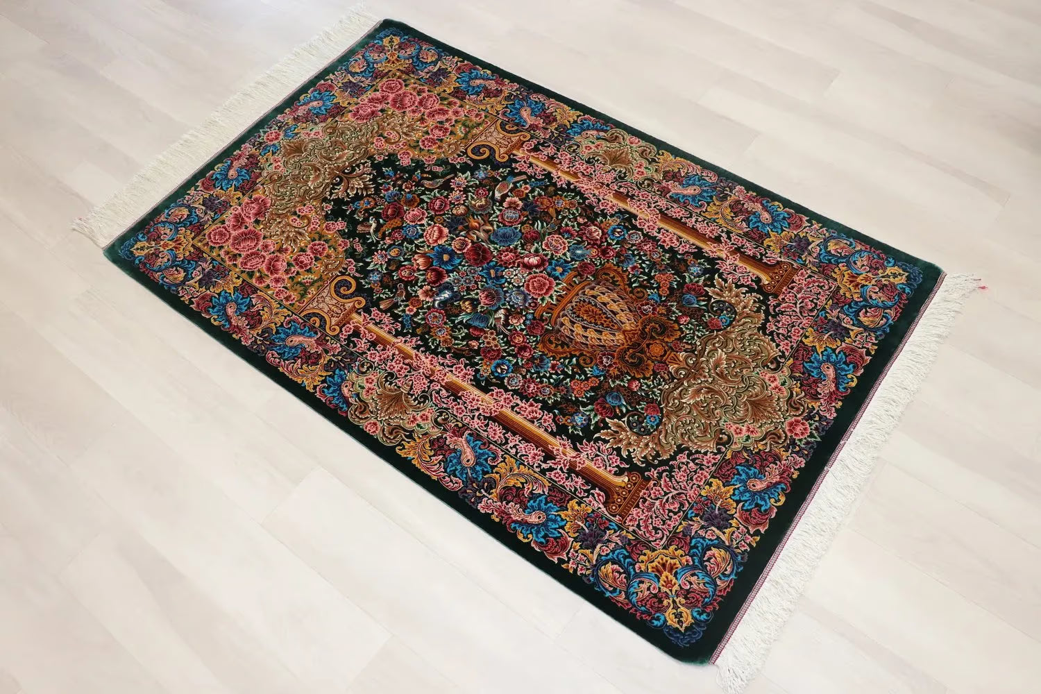 ペルシャ絨毯 クム産 シルク100% [ミルメヒディ工房] 深緑とピンクの華麗な彩りが映える花瓶文様 ID21016