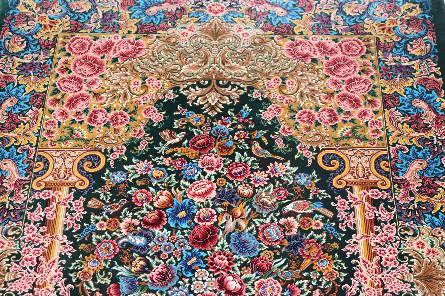 ペルシャ絨毯 クム産 シルク100% [ミルメヒディ工房] 深緑とピンクの華麗な彩りが映える花瓶文様 ID21016