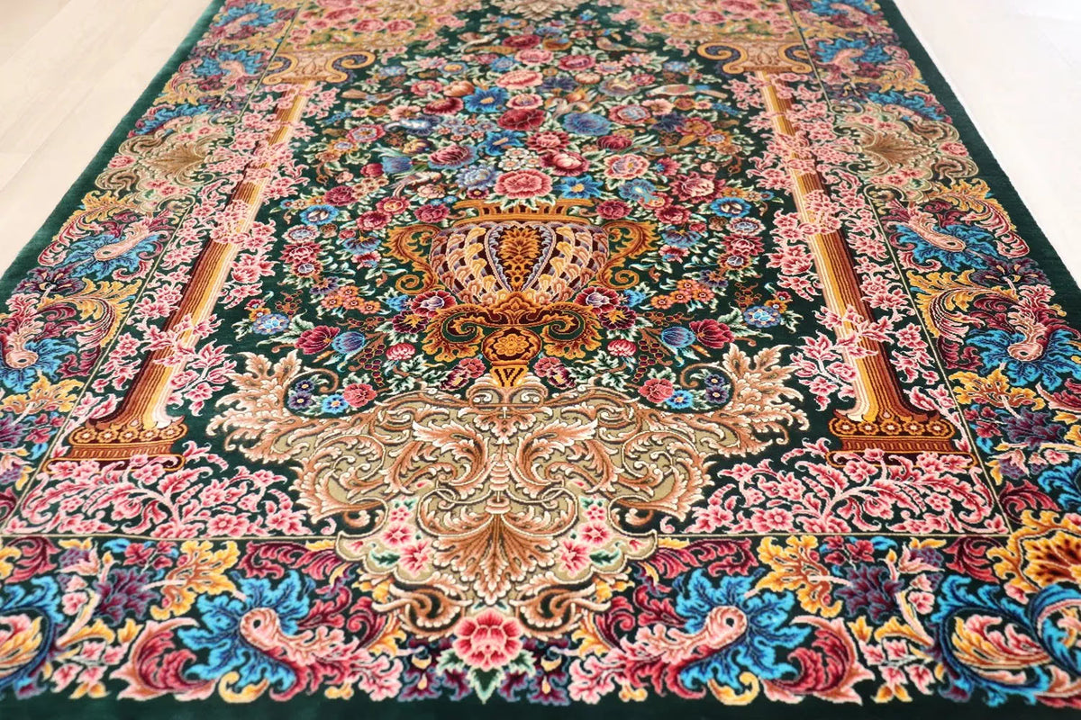 ペルシャ絨毯 クム産 シルク100% [ミルメヒディ工房] 深緑とピンクの華麗な彩りが映える花瓶文様 ID21016