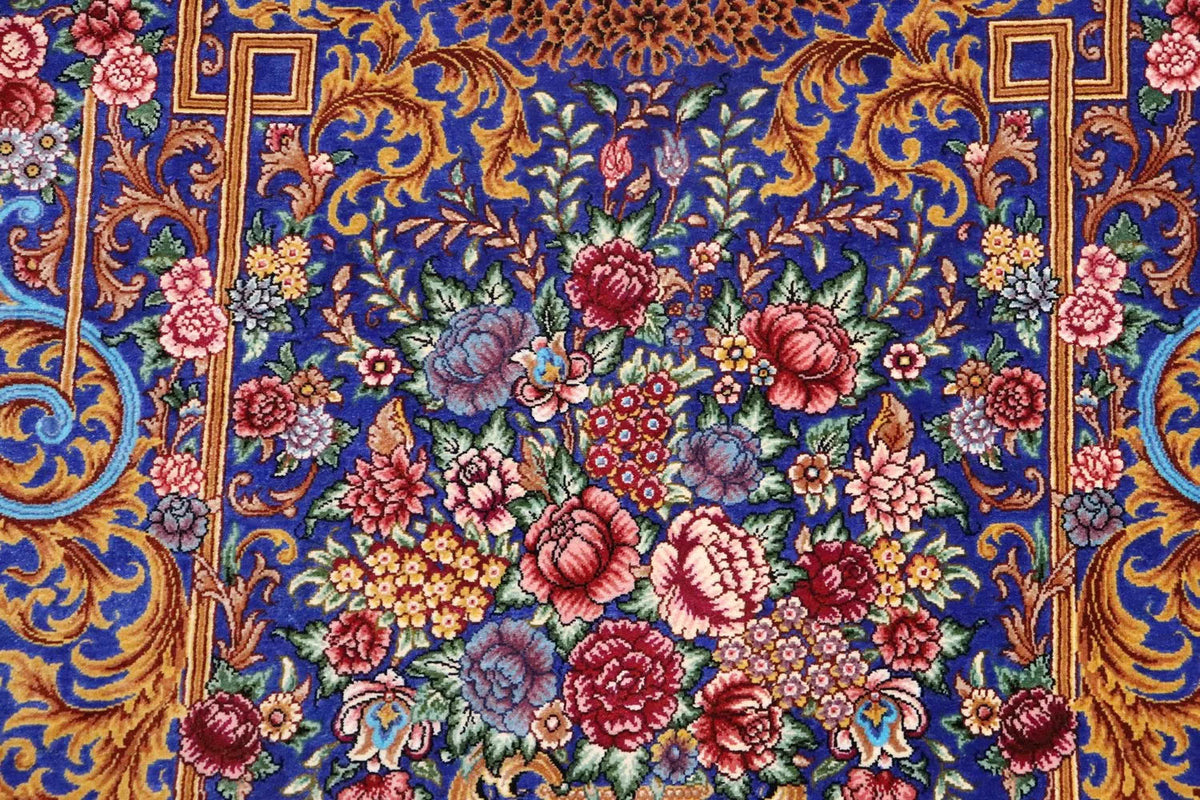 ペルシャ絨毯 クム産 シルク100% [ミルメヒディ工房] 鮮やかなロイヤルブルーと花々が魅力的 ID21019