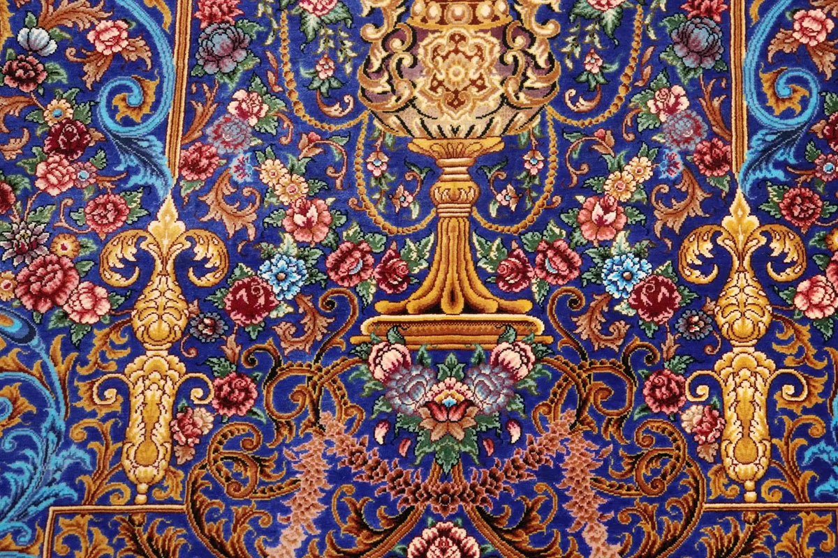 ペルシャ絨毯 クム産 シルク100% [ミルメヒディ工房] 鮮やかなロイヤルブルーと花々が魅力的 ID21019