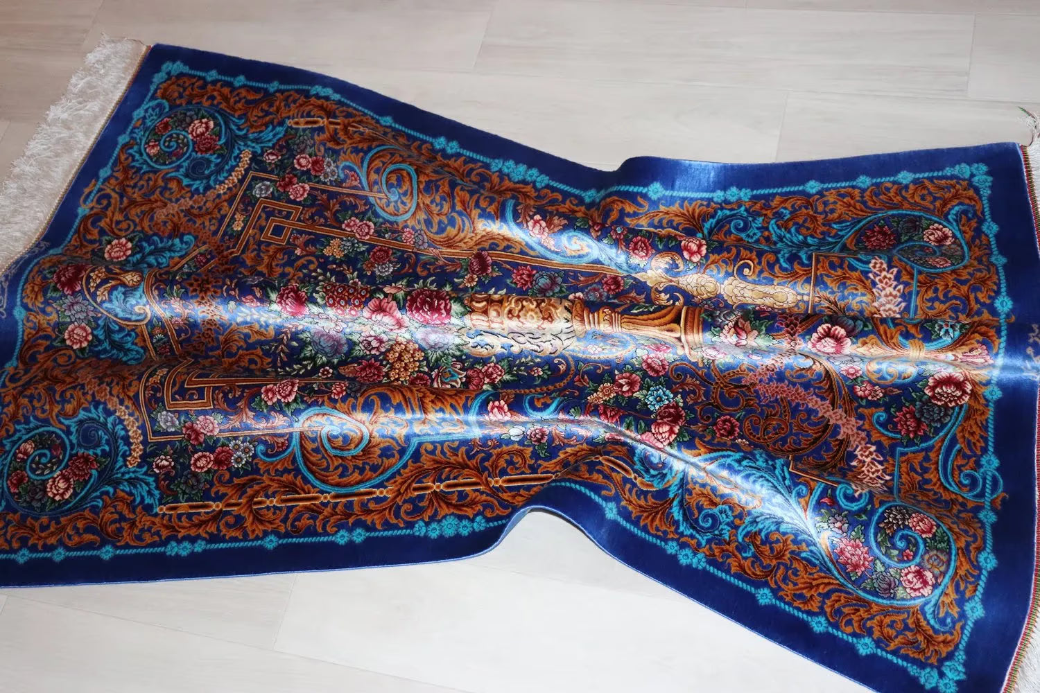 ペルシャ絨毯 クム産 シルク100% [ミルメヒディ工房] 鮮やかなロイヤルブルーと花々が魅力的 ID21019