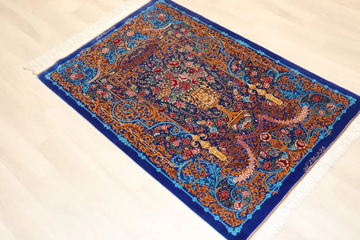 ペルシャ絨毯 クム産 シルク100% [ミルメヒディ工房] 鮮やかなロイヤルブルーと花々が魅力的 ID21019