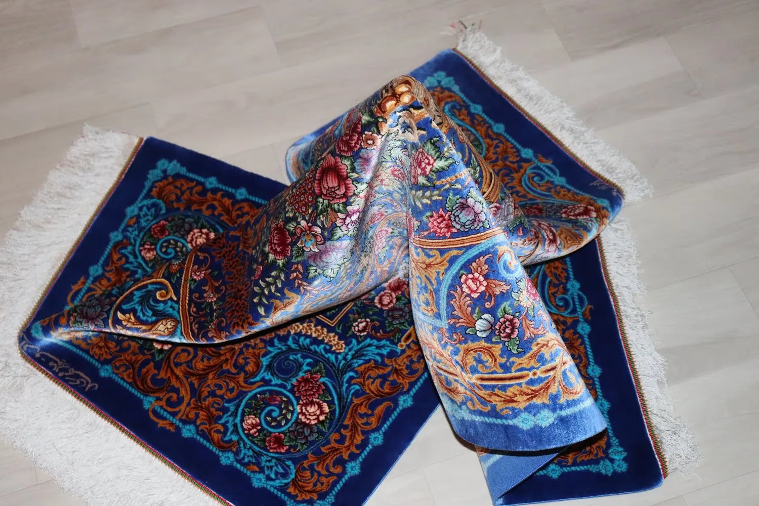 ペルシャ絨毯 クム産 シルク100% [ミルメヒディ工房] 鮮やかなロイヤルブルーと花々が魅力的 ID21019