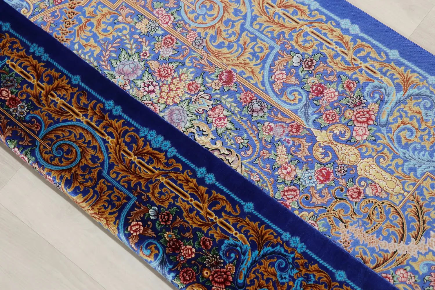 ペルシャ絨毯 クム産 シルク100% [ミルメヒディ工房] 鮮やかなロイヤルブルーと花々が魅力的 ID21019