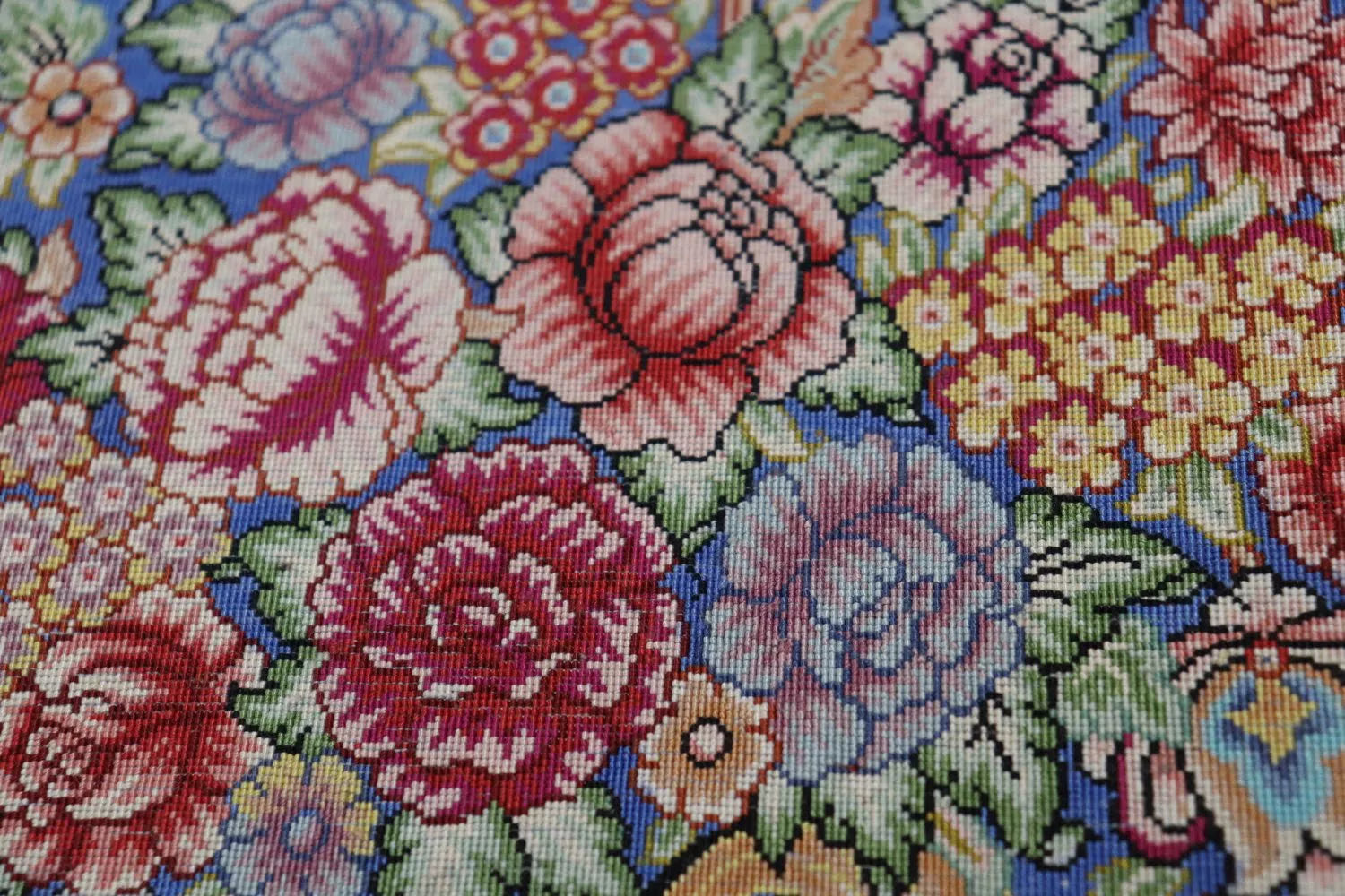 ペルシャ絨毯 クム産 シルク100% [ミルメヒディ工房] 鮮やかなロイヤルブルーと花々が魅力的 ID21019