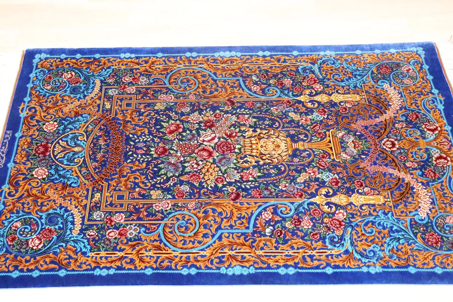 ペルシャ絨毯 クム産 シルク100% [ミルメヒディ工房] 鮮やかなロイヤルブルーと花々が魅力的 ID21019