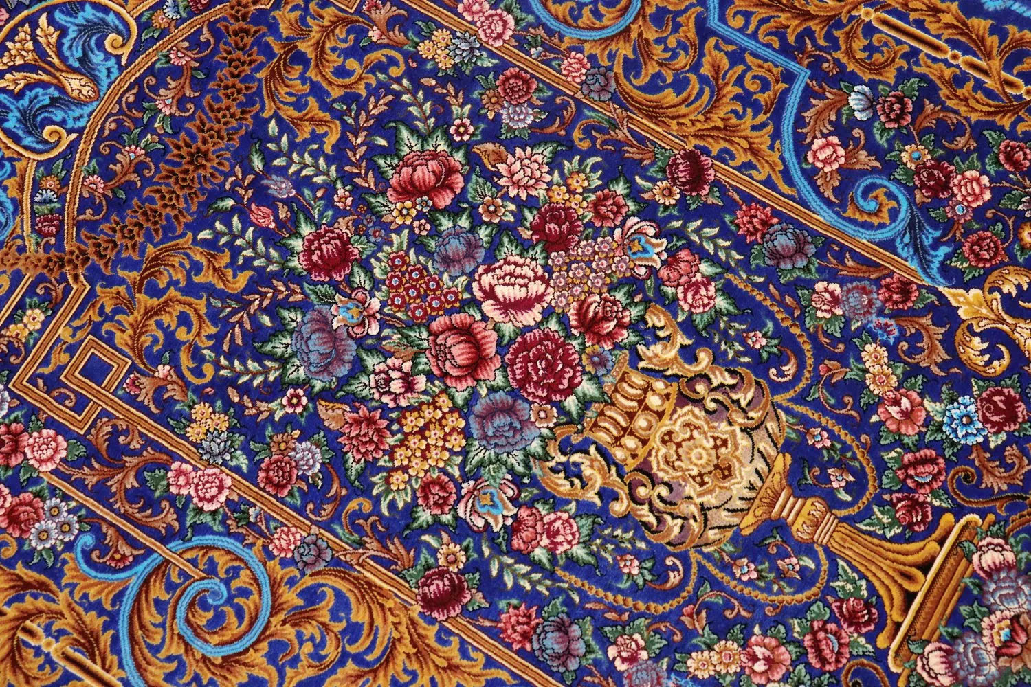 ペルシャ絨毯 クム産 シルク100% [ミルメヒディ工房] 鮮やかなロイヤルブルーと花々が魅力的 ID21019