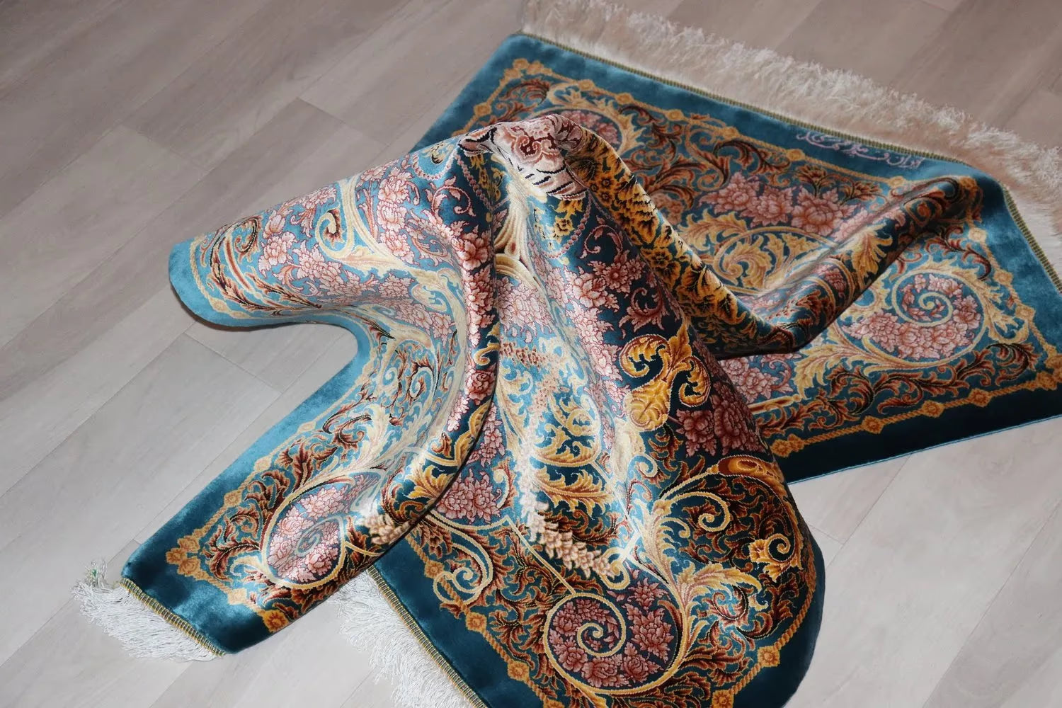 ペルシャ絨毯 クム産 シルク100% [ミルメヒディ工房] 花瓶文様と青緑の美しいコントラスト ID21020