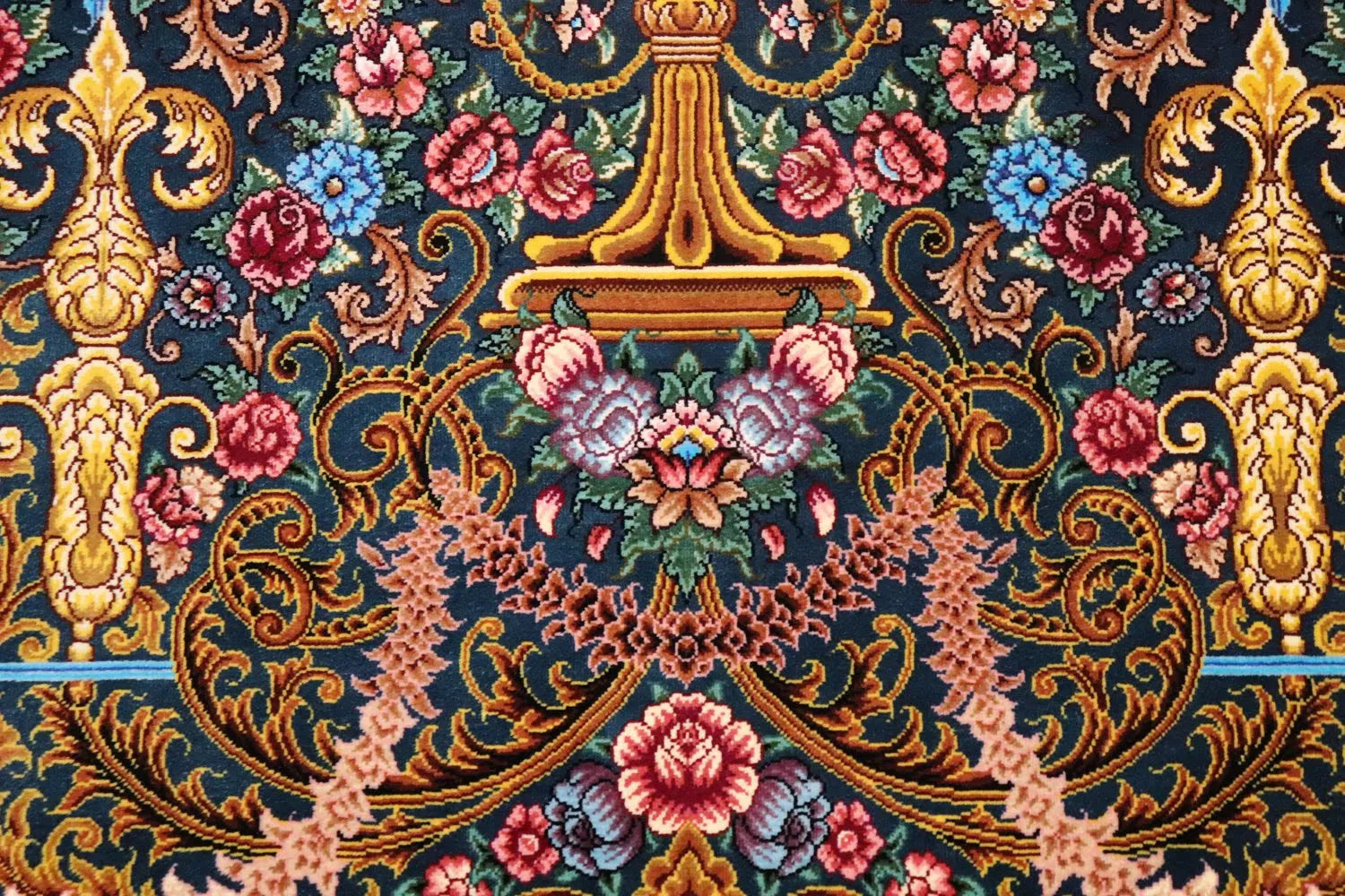 ペルシャ絨毯 クム産 シルク100% [ミルメヒディ工房]  深緑 豪華な花瓶柄 ID21021