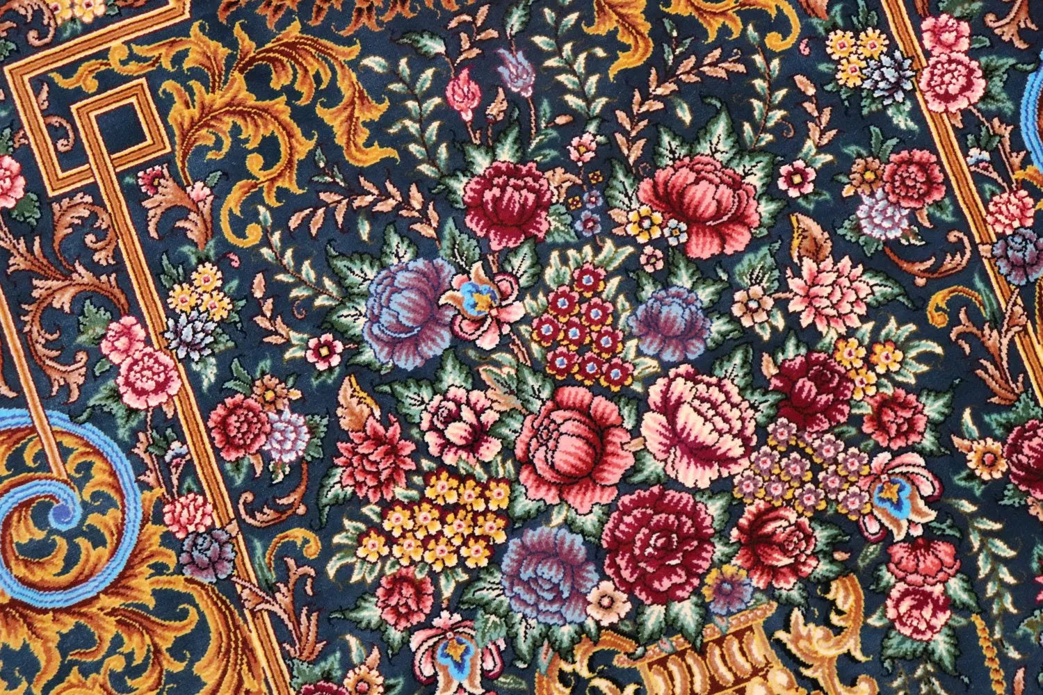 ペルシャ絨毯 クム産 シルク100% [ミルメヒディ工房]  深緑 豪華な花瓶柄 ID21021