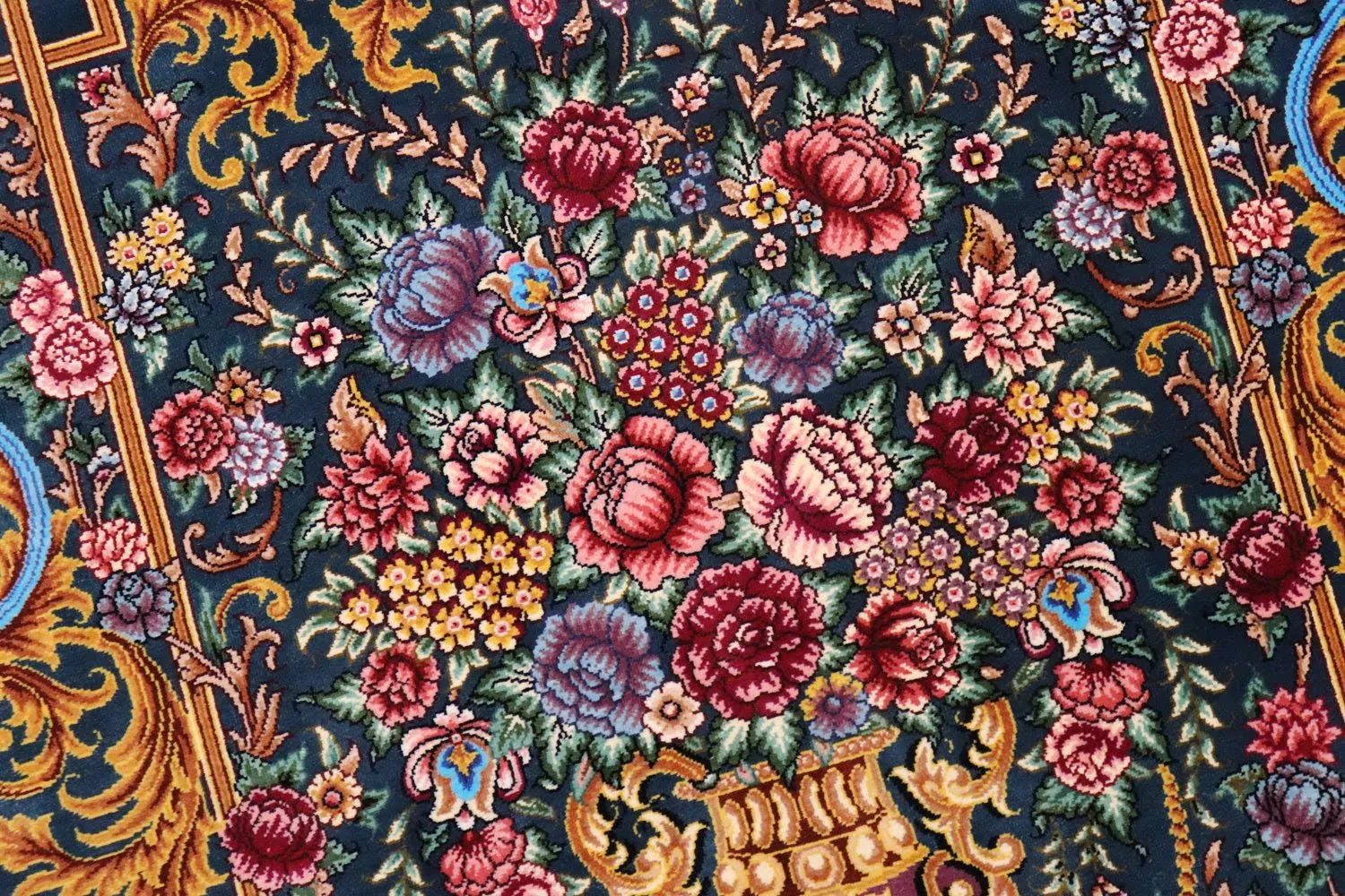 ペルシャ絨毯 クム産 シルク100% [ミルメヒディ工房]  深緑 豪華な花瓶柄 ID21021