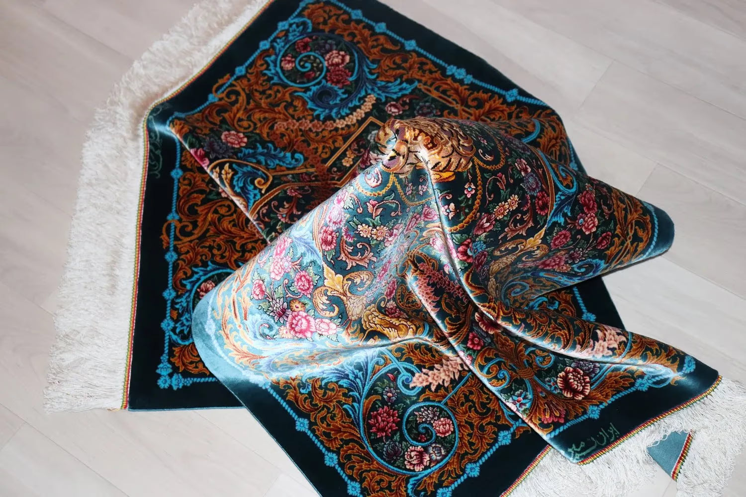 ペルシャ絨毯 クム産 シルク100% [ミルメヒディ工房]  深緑 豪華な花瓶柄 ID21021