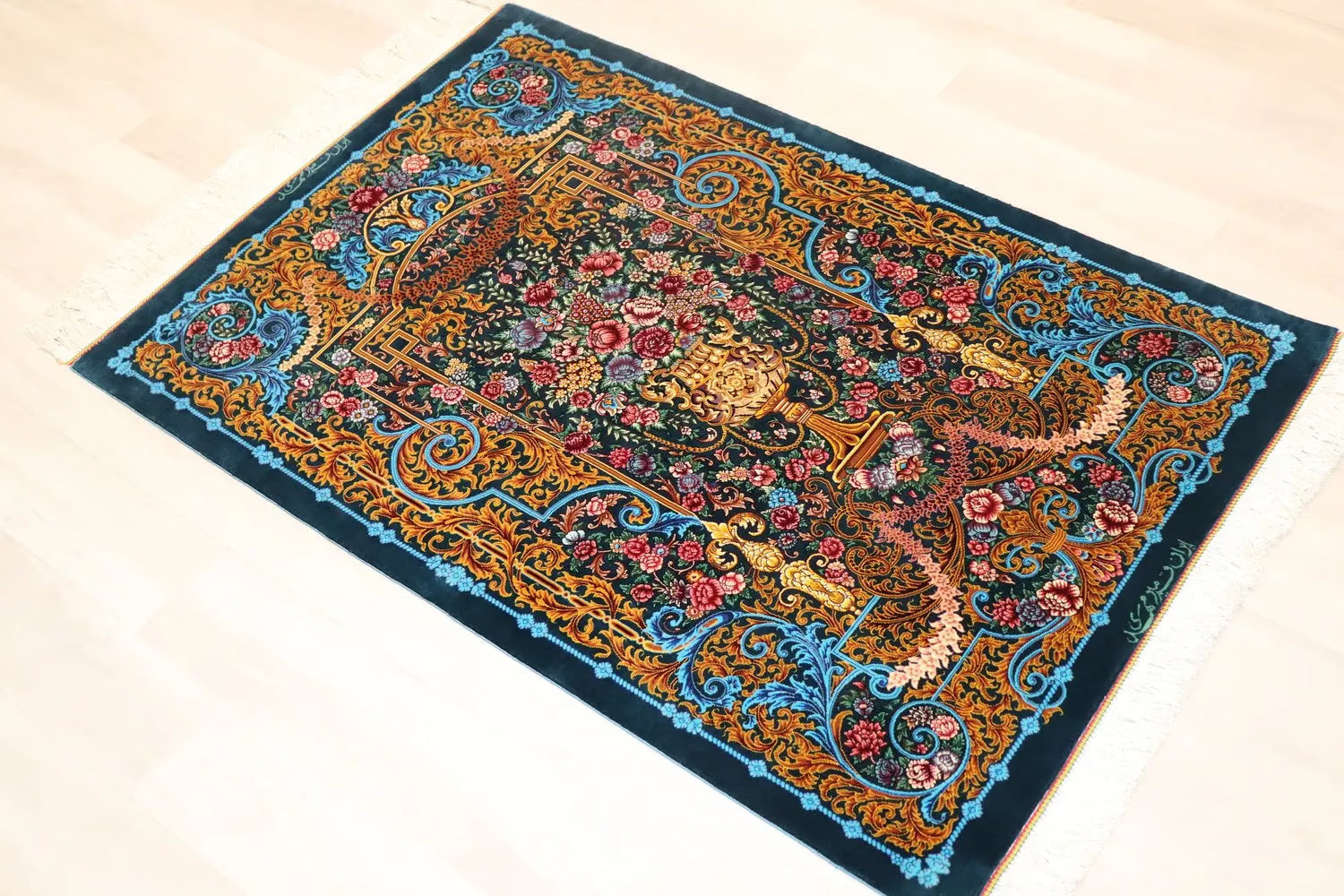 ペルシャ絨毯 クム産 シルク100% [ミルメヒディ工房]  深緑 豪華な花瓶柄 ID21021