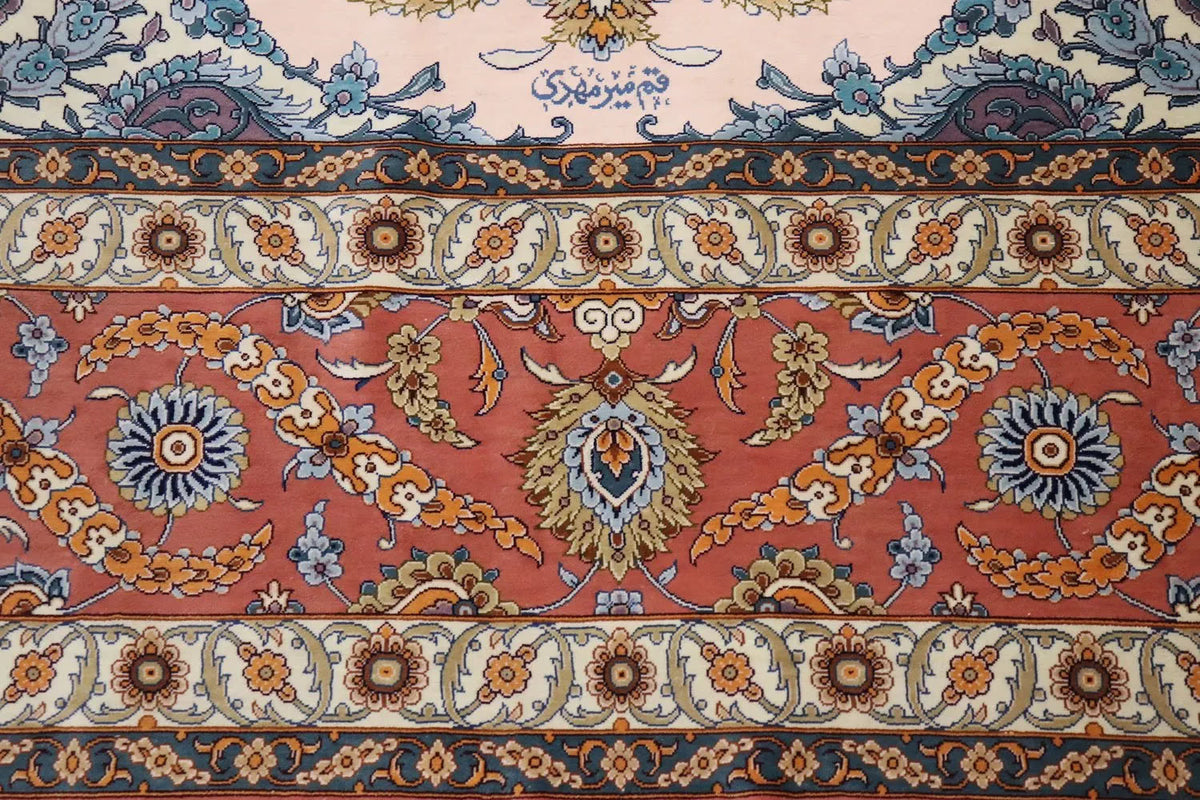 ペルシャ絨毯 クム産 シルク100% ［ミルメヒディ工房］ 伝統的メダリオン柄と赤縁の華やかさが魅力の一枚 ID22001