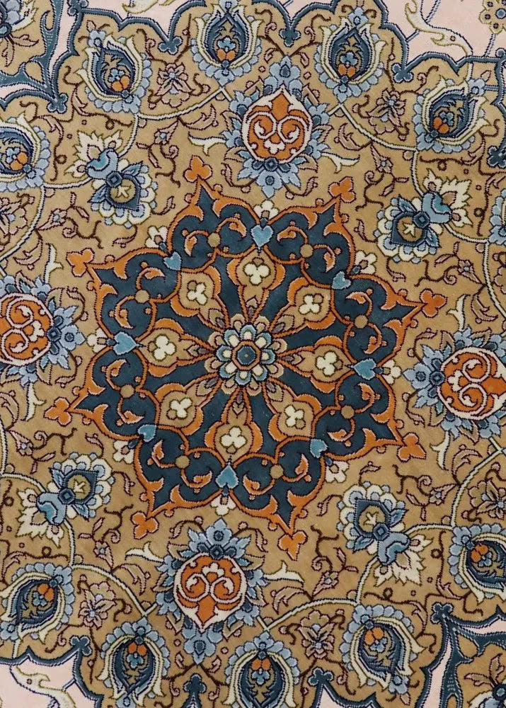 ペルシャ絨毯 クム産 シルク100% ［ミルメヒディ工房］ 伝統的メダリオン柄と赤縁の華やかさが魅力の一枚 ID22001