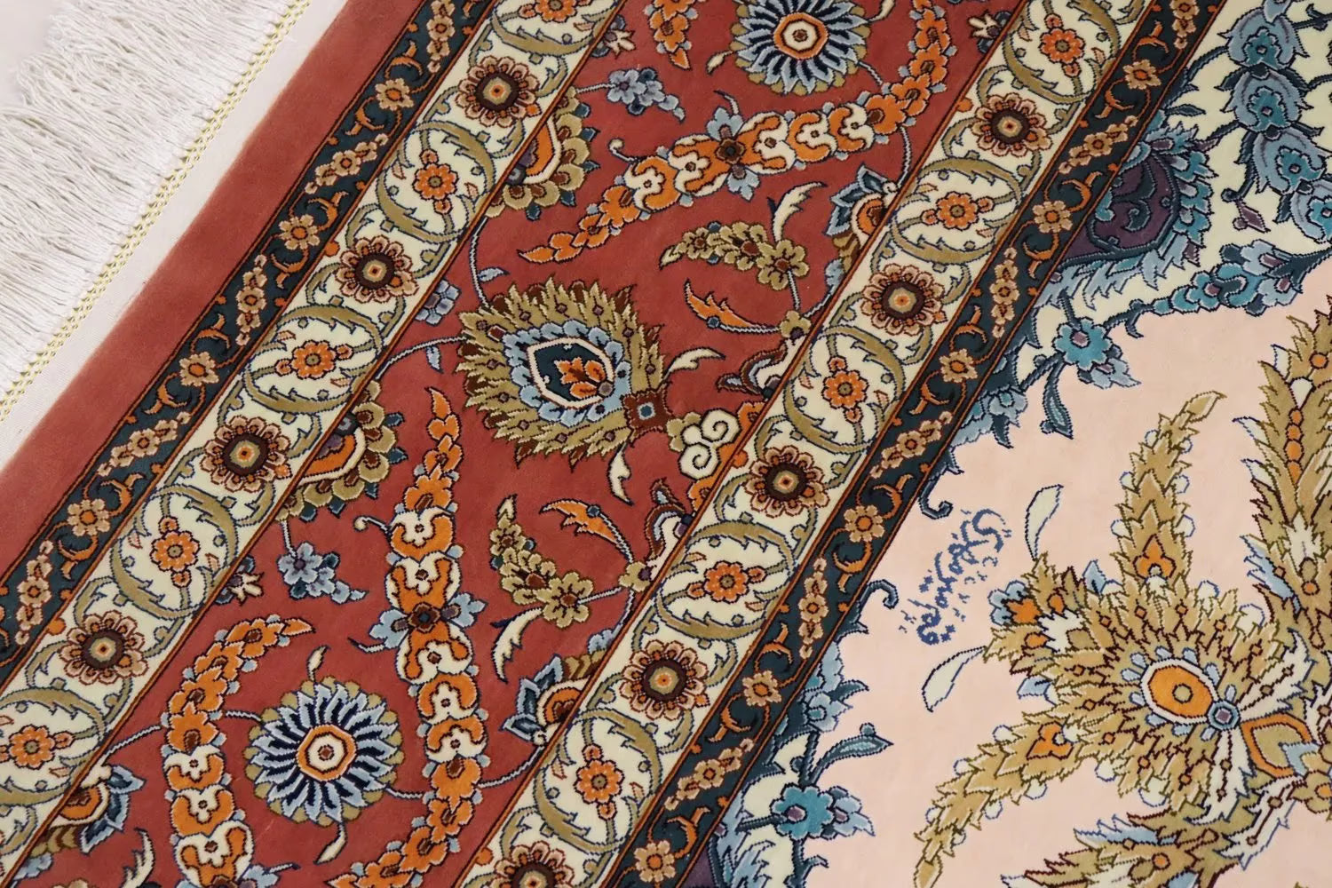 ペルシャ絨毯 クム産 シルク100% ［ミルメヒディ工房］ 伝統的メダリオン柄と赤縁の華やかさが魅力の一枚 ID22001