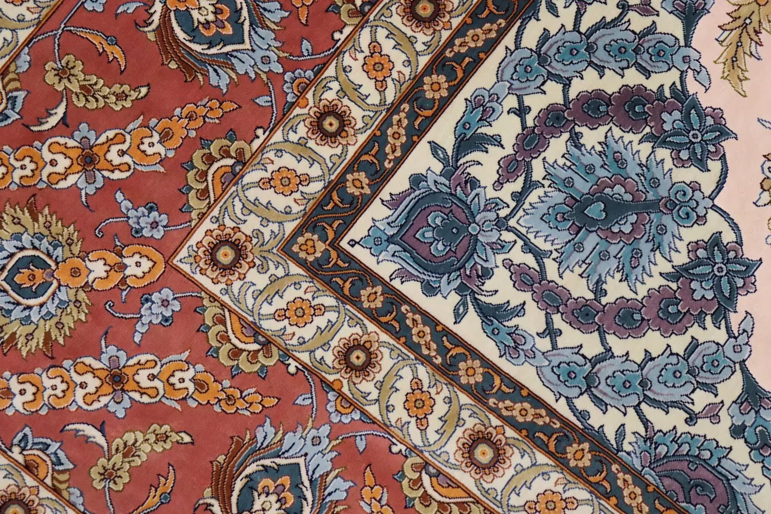 ペルシャ絨毯 クム産 シルク100% ［ミルメヒディ工房］ 伝統的メダリオン柄と赤縁の華やかさが魅力の一枚 ID22001