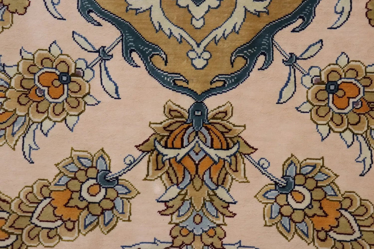 ペルシャ絨毯 クム産 シルク100% ［ミルメヒディ工房］ 伝統的メダリオン柄と赤縁の華やかさが魅力の一枚 ID22001