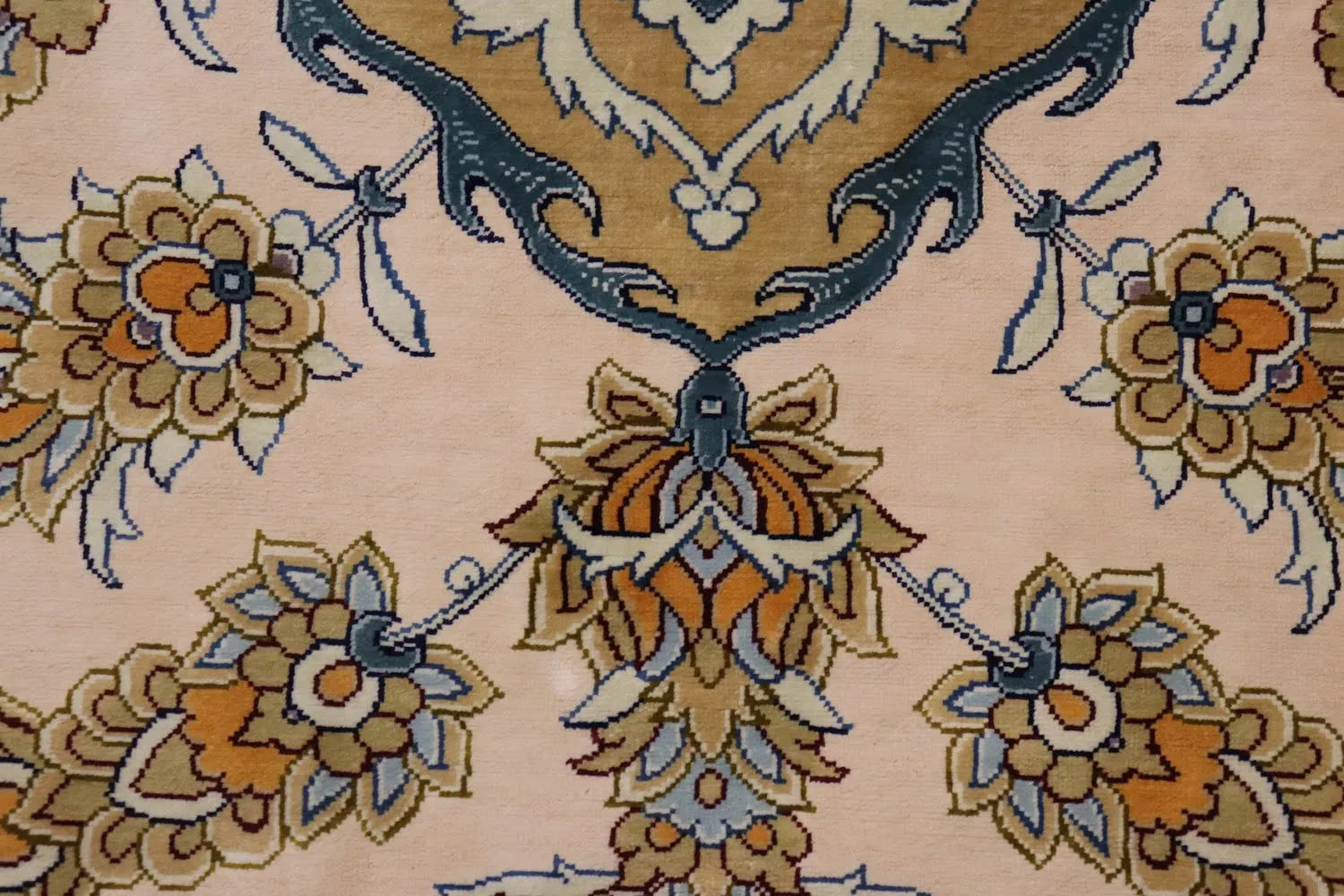 ペルシャ絨毯 クム産 シルク100% ［ミルメヒディ工房］ 伝統的メダリオン柄と赤縁の華やかさが魅力の一枚 ID22001