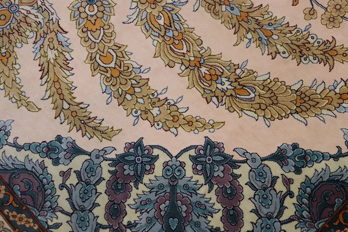 ペルシャ絨毯 クム産 シルク100% ［ミルメヒディ工房］ 伝統的メダリオン柄と赤縁の華やかさが魅力の一枚 ID22001