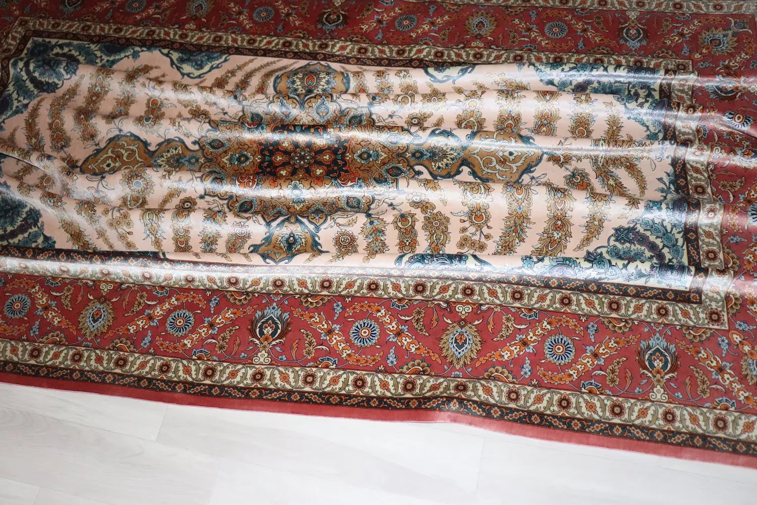 ペルシャ絨毯 クム産 シルク100% ［ミルメヒディ工房］ 伝統的メダリオン柄と赤縁の華やかさが魅力の一枚 ID22001