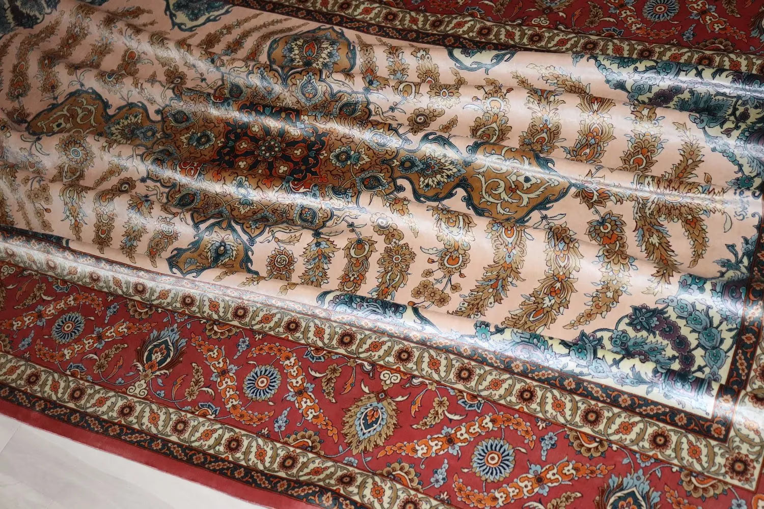 ペルシャ絨毯 クム産 シルク100% ［ミルメヒディ工房］ 伝統的メダリオン柄と赤縁の華やかさが魅力の一枚 ID22001