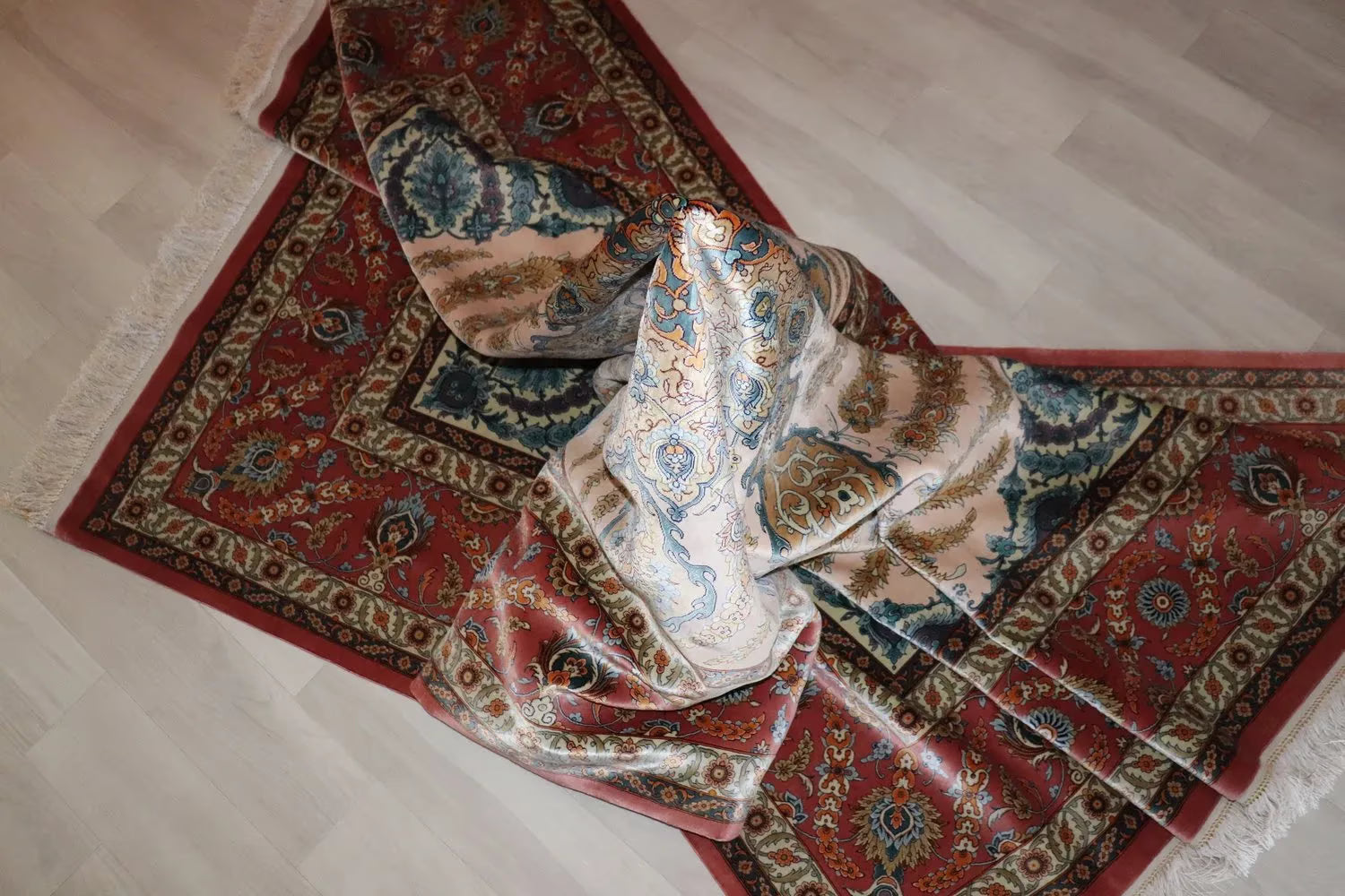 ペルシャ絨毯 クム産 シルク100% ［ミルメヒディ工房］ 伝統的メダリオン柄と赤縁の華やかさが魅力の一枚 ID22001