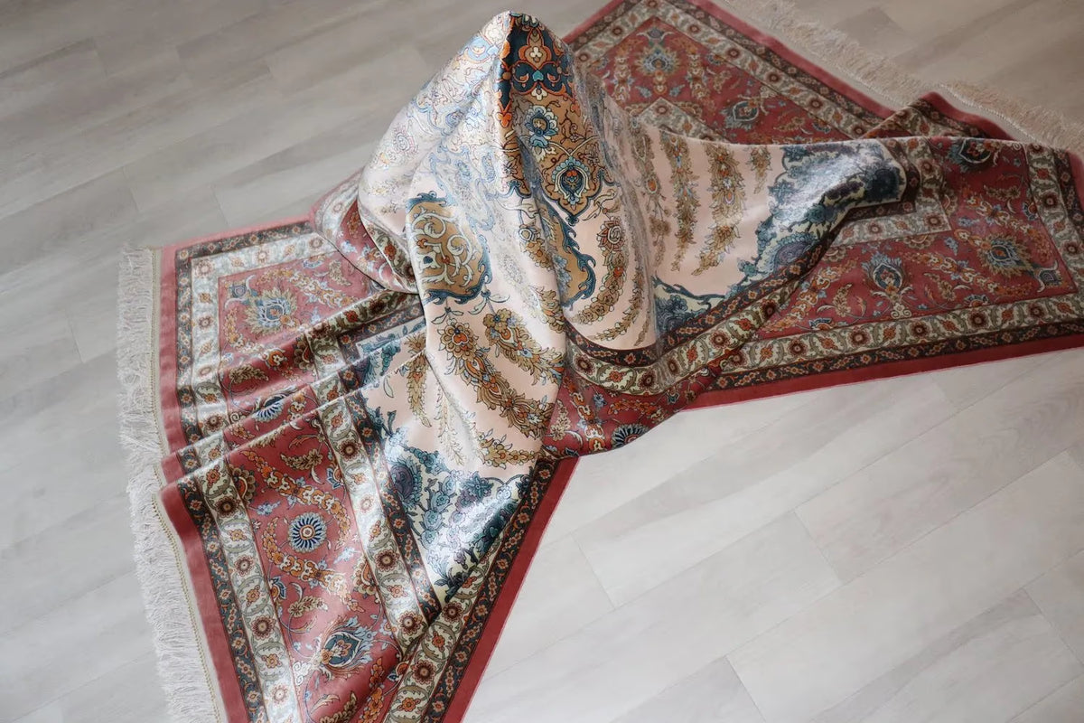 ペルシャ絨毯 クム産 シルク100% ［ミルメヒディ工房］ 伝統的メダリオン柄と赤縁の華やかさが魅力の一枚 ID22001