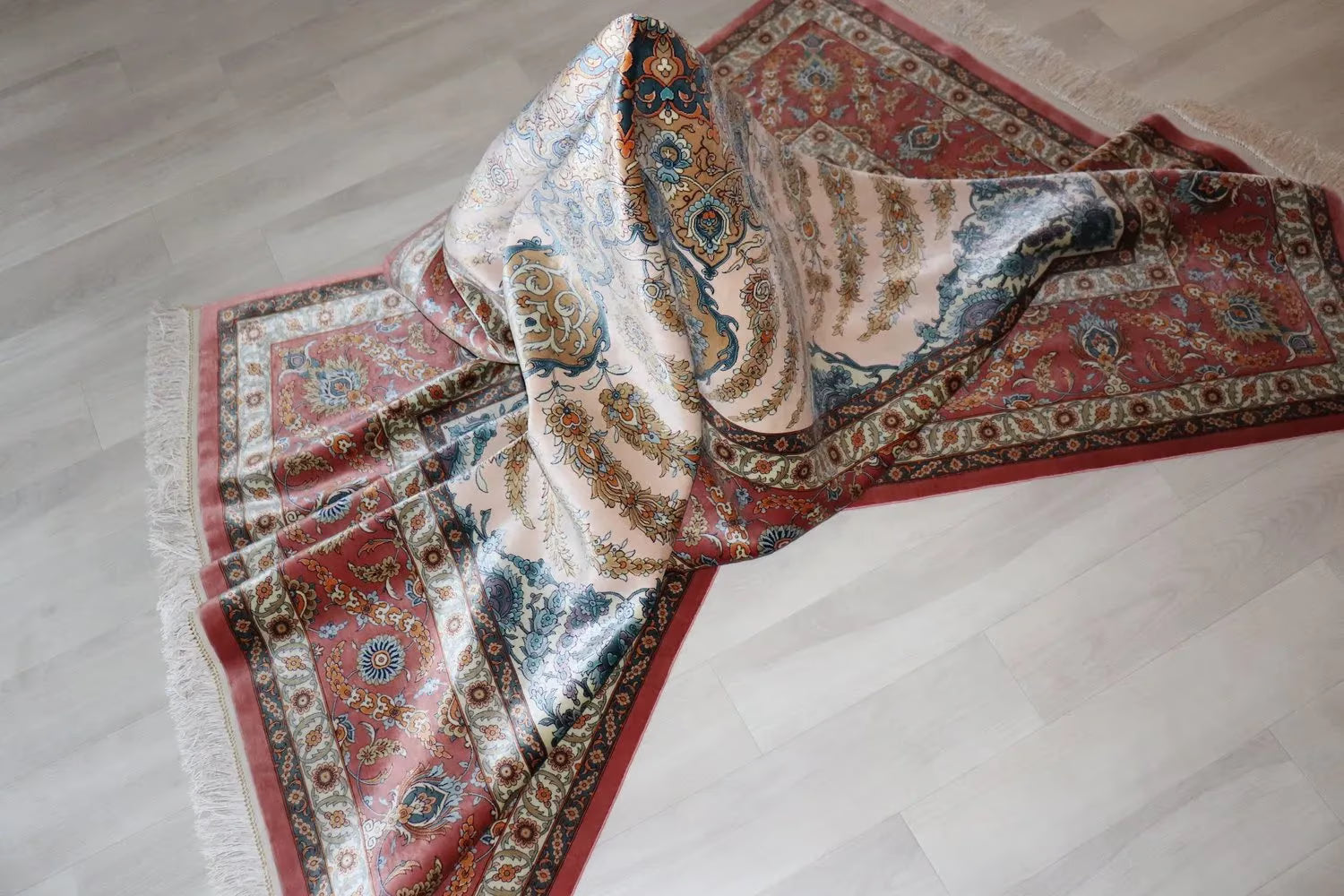 ペルシャ絨毯 クム産 シルク100% ［ミルメヒディ工房］ 伝統的メダリオン柄と赤縁の華やかさが魅力の一枚 ID22001