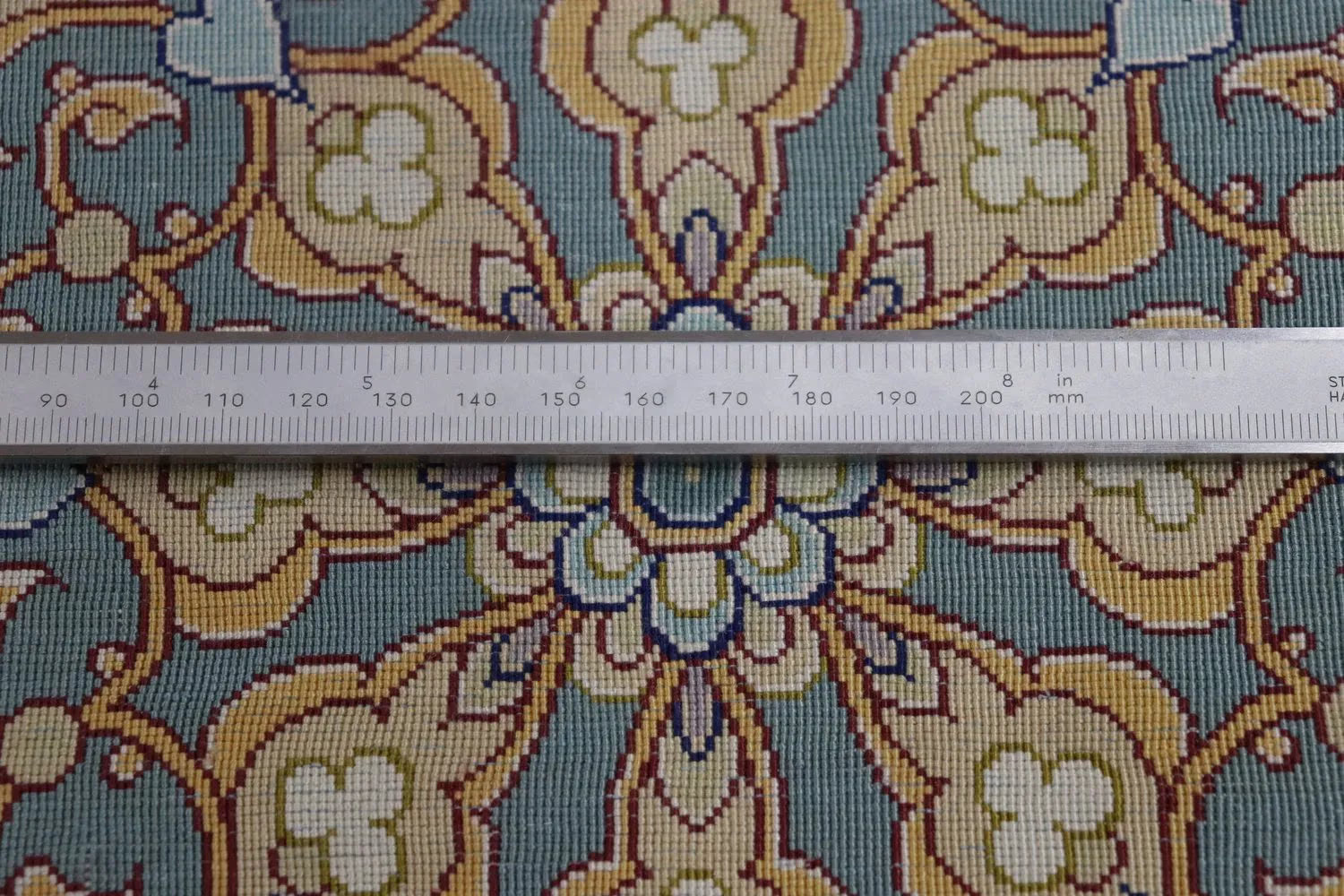 ペルシャ絨毯 クム産 シルク100% ［ミルメヒディ工房］ 伝統的メダリオン柄と赤縁の華やかさが魅力の一枚 ID22001