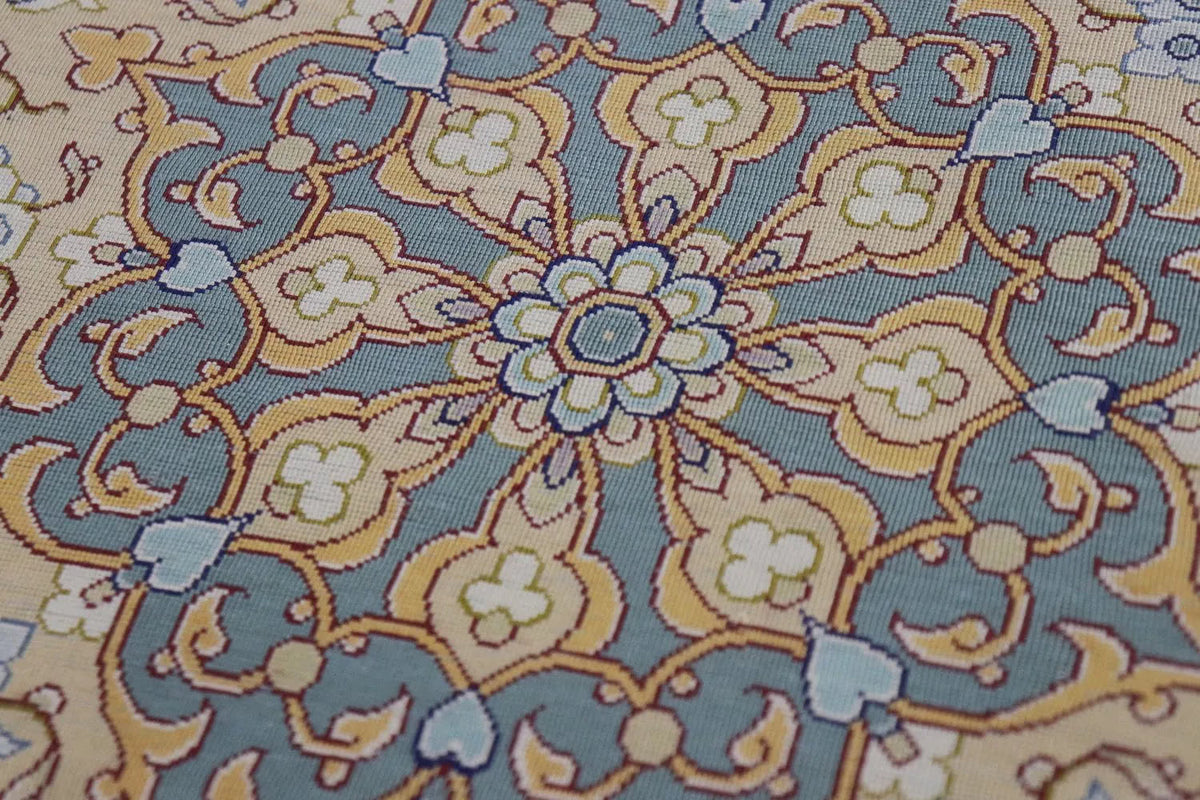 ペルシャ絨毯 クム産 シルク100% ［ミルメヒディ工房］ 伝統的メダリオン柄と赤縁の華やかさが魅力の一枚 ID22001