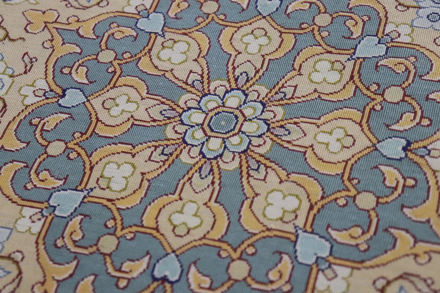 ペルシャ絨毯 クム産 シルク100% ［ミルメヒディ工房］ 伝統的メダリオン柄と赤縁の華やかさが魅力の一枚 ID22001