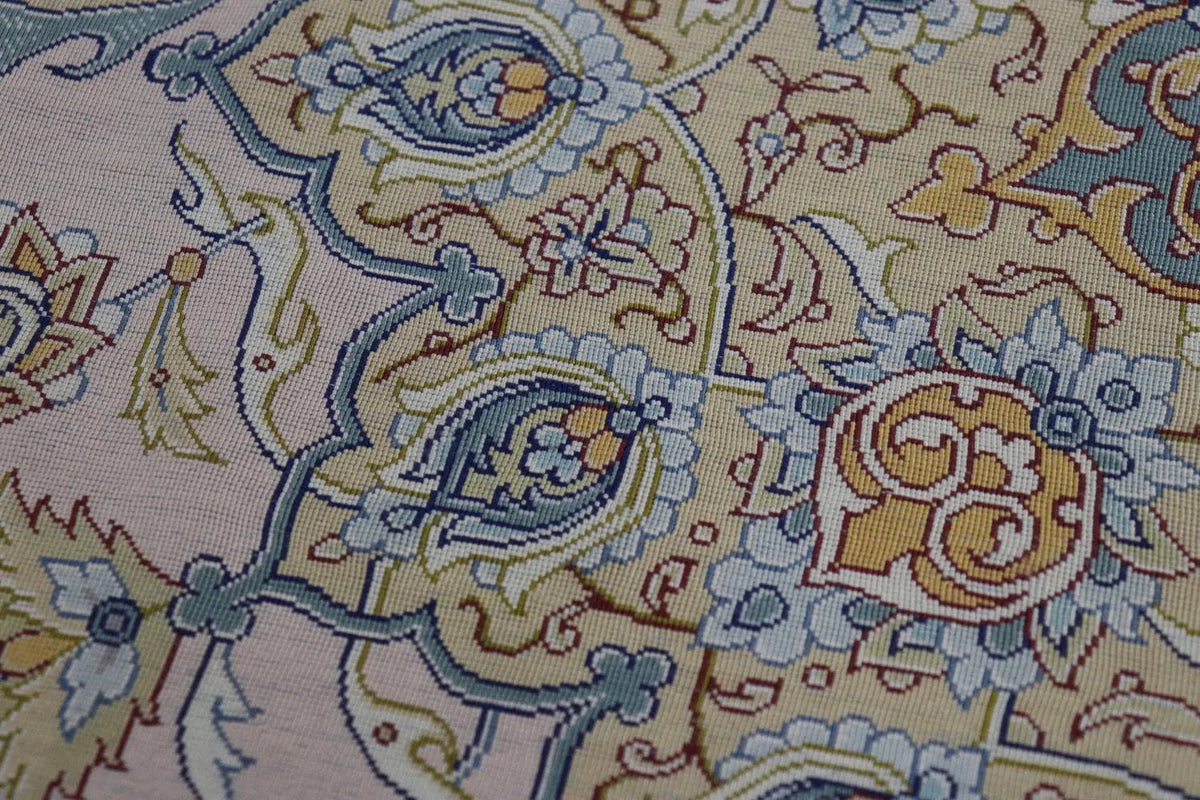 ペルシャ絨毯 クム産 シルク100% ［ミルメヒディ工房］ 伝統的メダリオン柄と赤縁の華やかさが魅力の一枚 ID22001