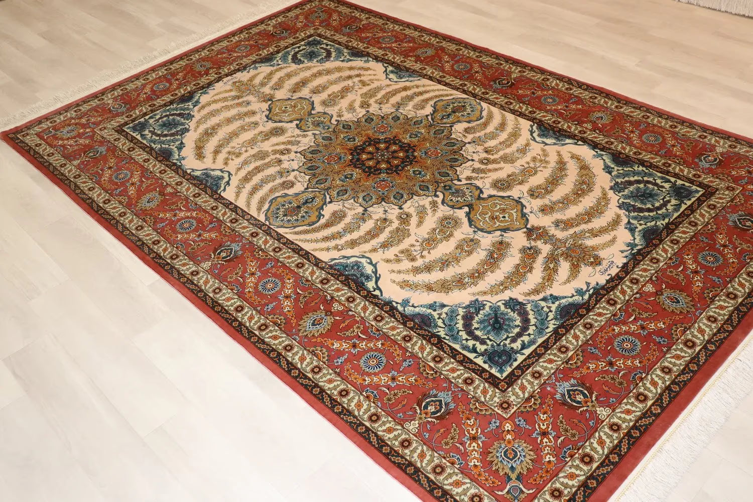 ペルシャ絨毯 クム産 シルク100% ［ミルメヒディ工房］ 伝統的メダリオン柄と赤縁の華やかさが魅力の一枚 ID22001
