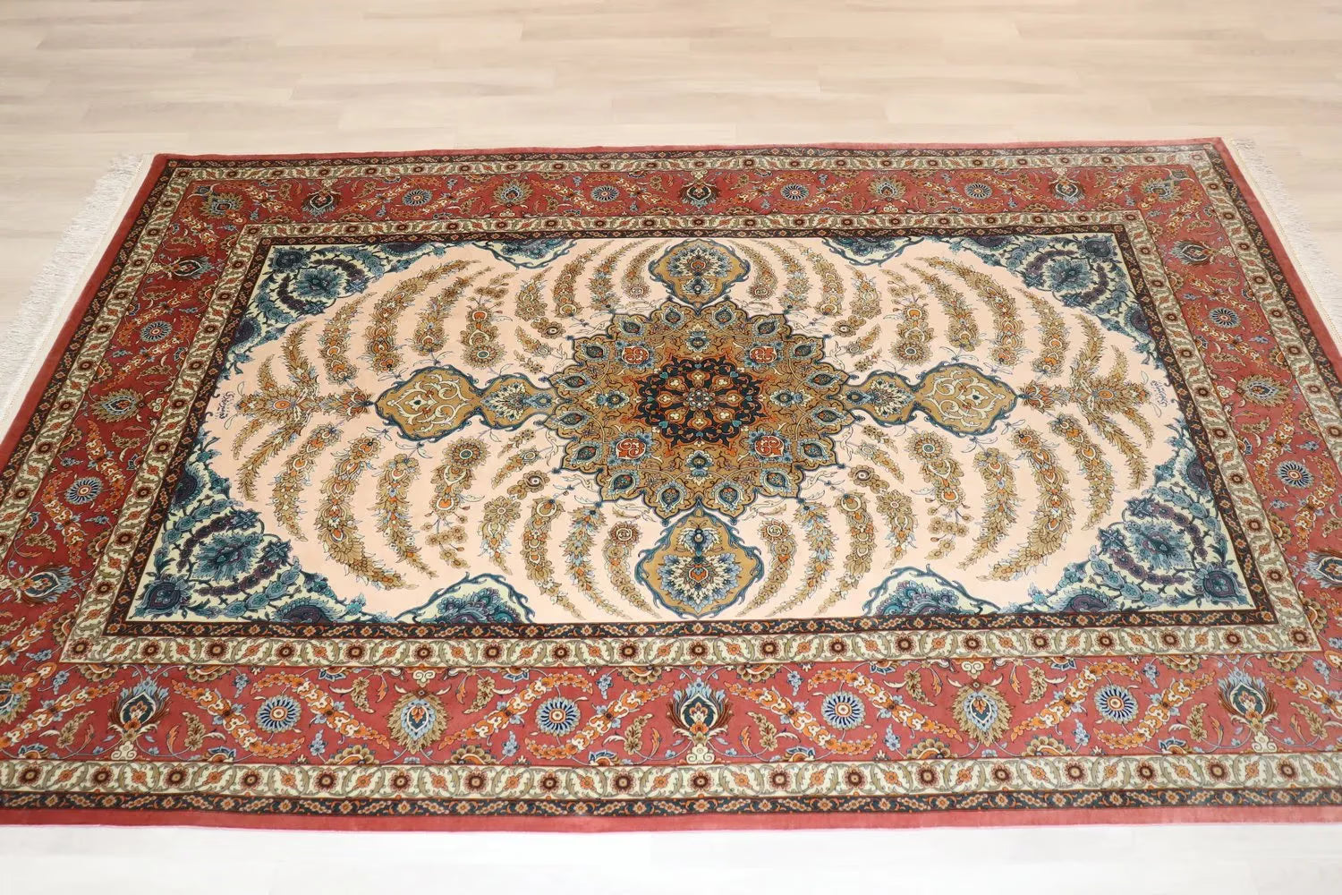 ペルシャ絨毯 クム産 シルク100% ［ミルメヒディ工房］ 伝統的メダリオン柄と赤縁の華やかさが魅力の一枚 ID22001