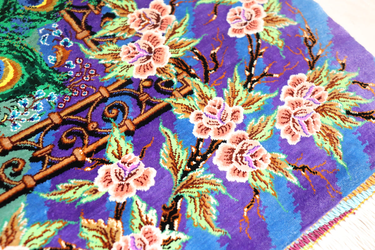 ペルシャ絨毯 クム シルク100% アミール工房 孔雀柄 79×118cm 斜めから ID22005
