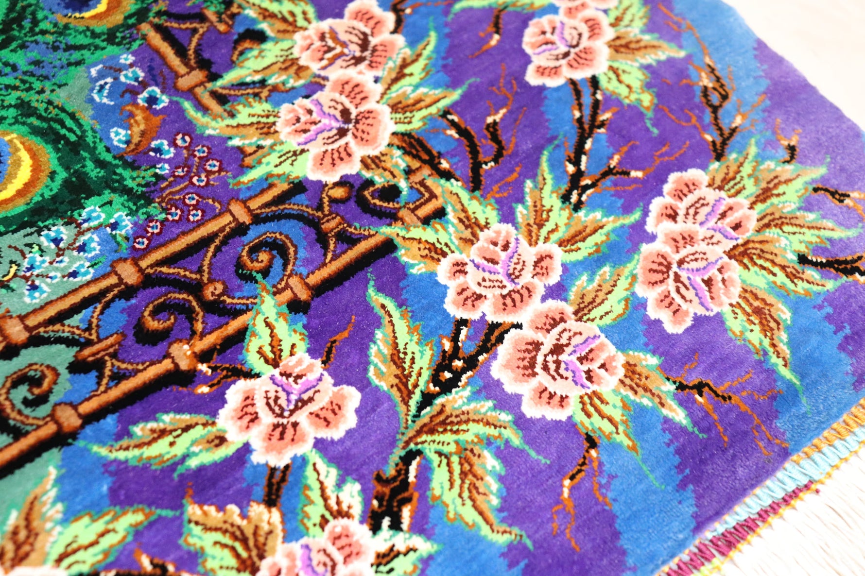 ペルシャ絨毯 クム シルク100% アミール工房 孔雀柄 79×118cm 斜めから ID22005