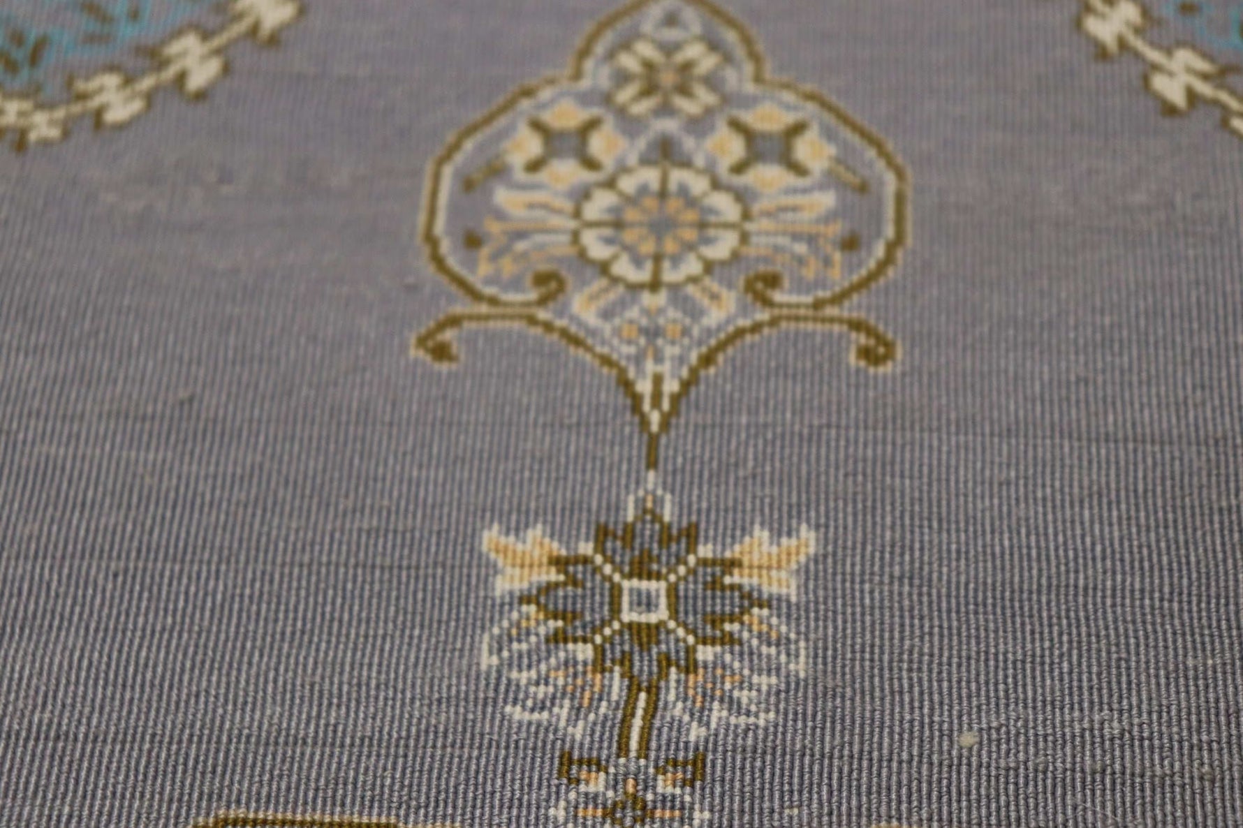 ペルシャ絨毯 クム産 シルク100%[セディギヤン工房] 豪華でかつ上品なメダリオン柄 玄関マットサイズ ID23006 17