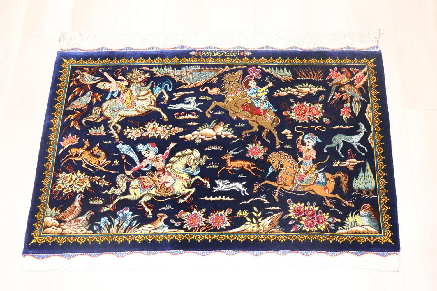 ペルシャ絨毯 クム シルク マザヘル工房 狩猟図 56×89cm