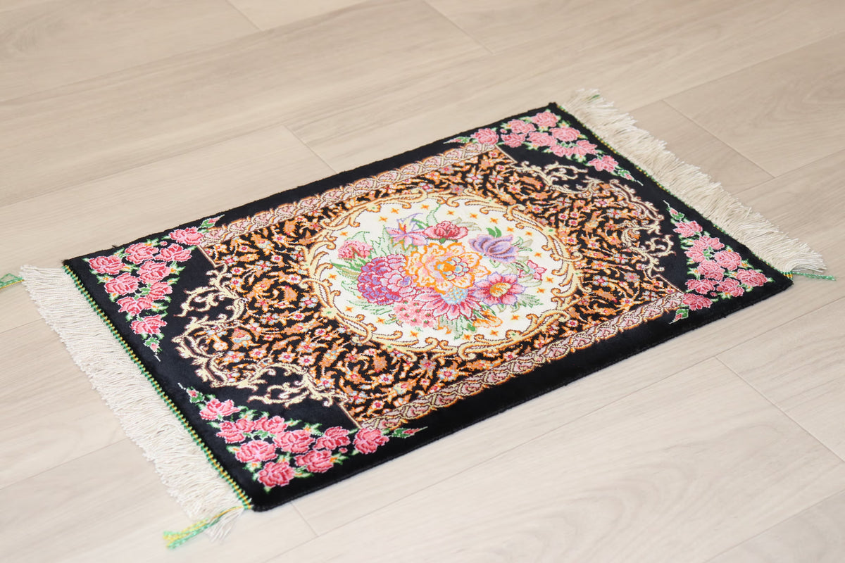 ペルシャ絨毯 クム産 シルク100% 華麗なミニ絨毯 黄金のフレーム×鮮やかな花模様 プレゼントとして最適