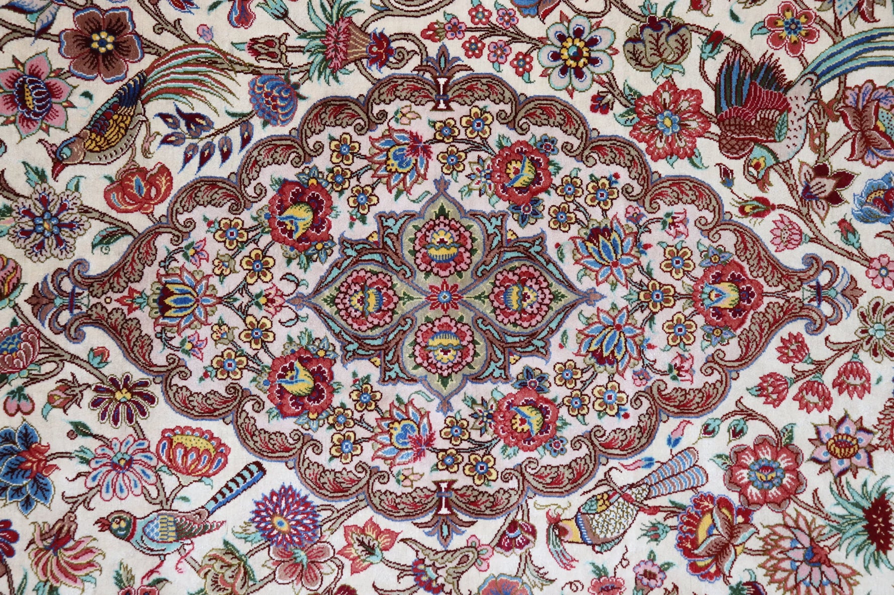 ペルシャ絨毯 クム産 シルク100% ミルメヒディ工房 傑作 モカベージュ×華やぎと優美さ リビングスペースサイズ - ペルシャ絨毯専門店(ゴレスタン)