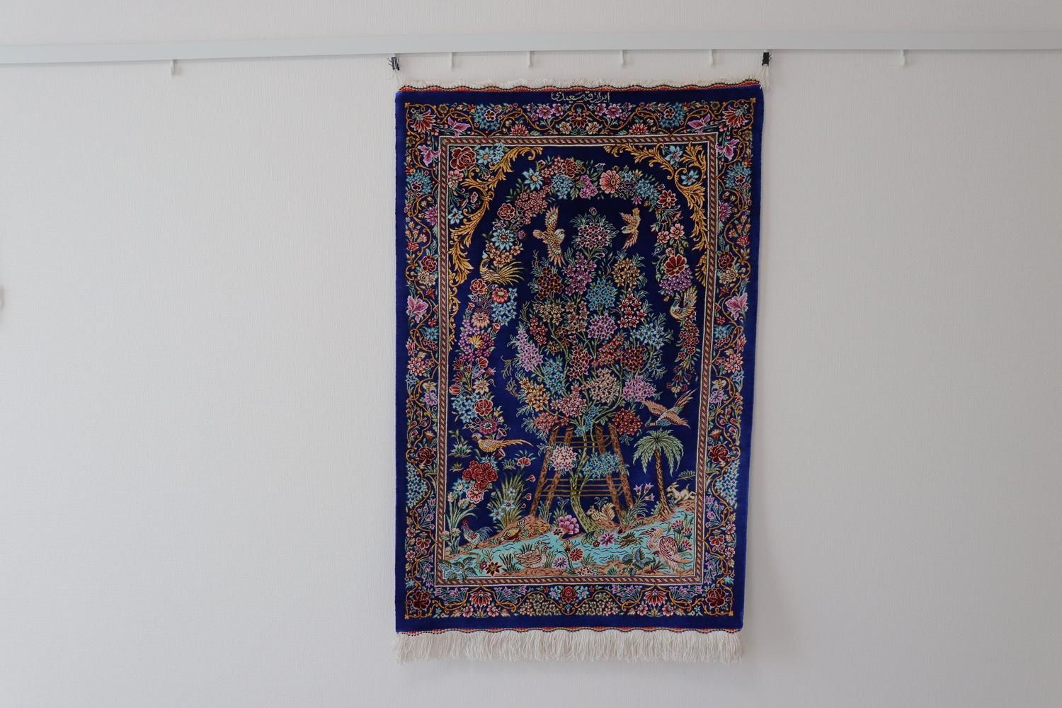 ペルシャ絨毯　額装付き　題名　命の木 送料込【ペルシャ絨毯大革命】ペルシャ絨毯 クム柄【生命の木