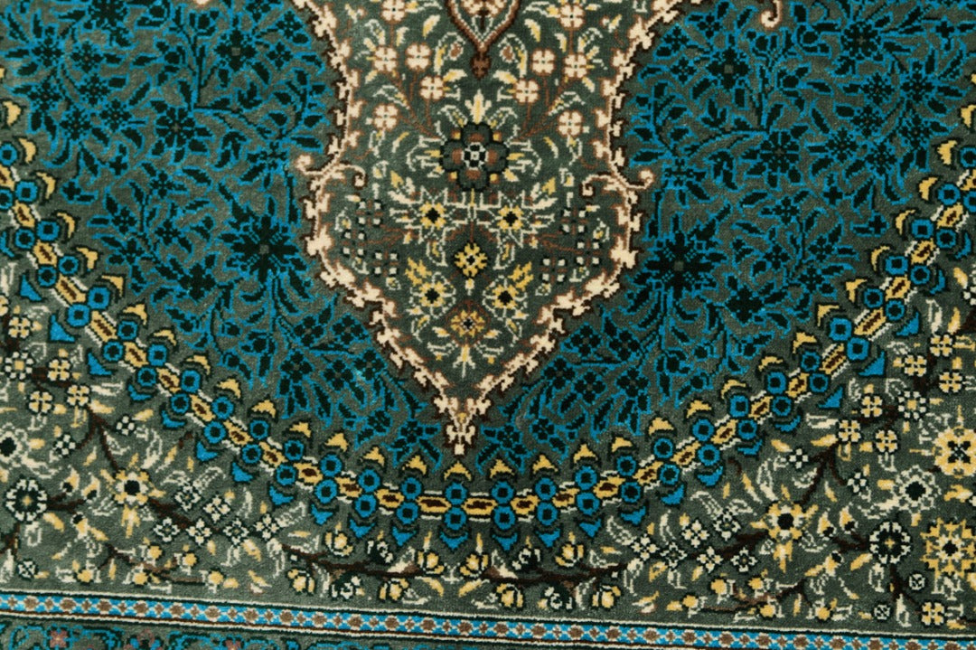 ペルシャ絨毯クム産綺麗なダークグリーンとゴルド色100%手織りシルク120×80 ペルシャ絨毯クム産綺麗なダークグリーンとゴルド色100%手織りシルク120×